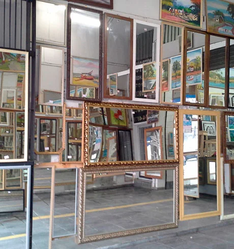 Fachada da loja da Vitrais Celso com molduras de quadros expostas na vitrine