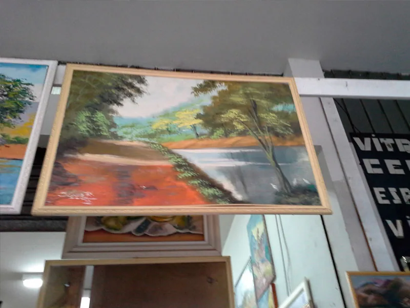 Quadro sendo emoldurado no ateliê da Vitrais Celso